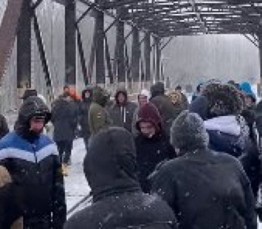 PROTEST PO SNEGU: Meštani protiv zatvaranja mosta na Tamišu