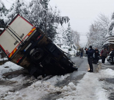 POZNAT RAZLOG NEZGODE: Zbog ovoga je kamion propao u asfalt