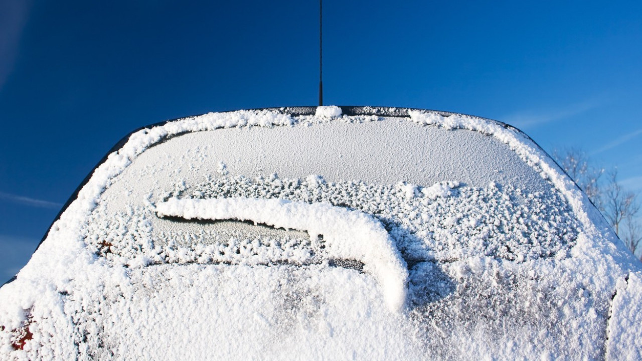 ДРАГОЦЕН ТРИК: Како спречити замрзавање стакала аутомобила