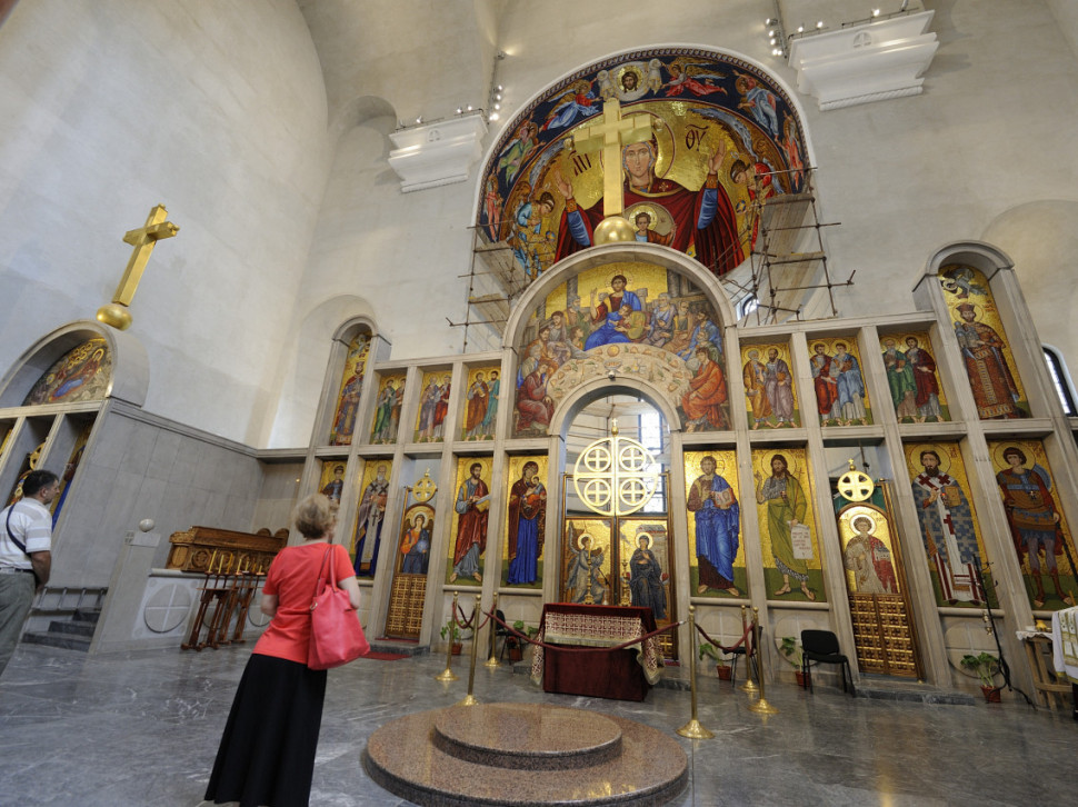 Зашто православци стоје у цркви, док људи других вера клече?