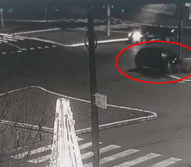 ЈЕЗИВО: Погледајте како се ауто закуцало у бандеру на Дедињу