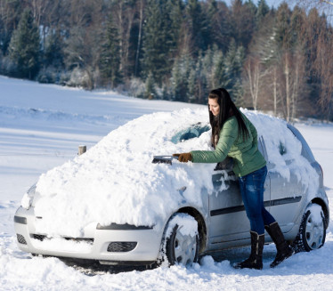 OPREZ: Ako vam se auto zaglavi u snegu - uradite OVO!
