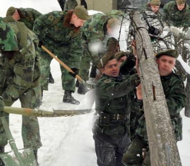 ТЕШКА СИТУАЦИЈА: Снежни покривач преко 1м, ангажована Војска