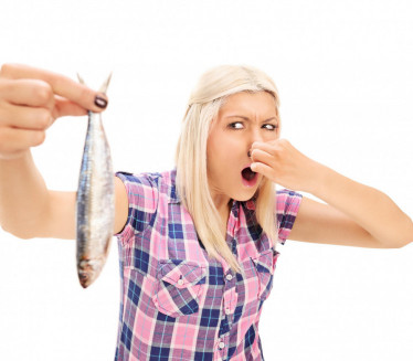 КОРИСНО: Решите се непријатног мириса док спремате рибу