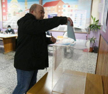 ГЛАСАЧКА МЕСТА ОТВОРЕНА: Парламентарни избори у Србији