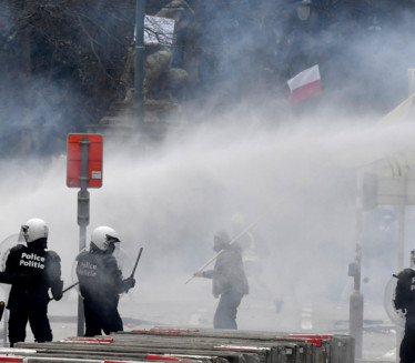 НЕМИРИ У БРИСЕЛУ: Сузавци и водени топови на демонстрацијама