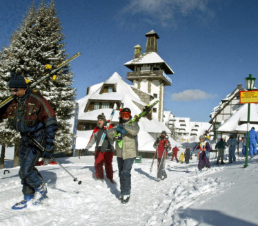 DRAMA KOD IVANJICE: Skijaši zarobljni u smetovima snega