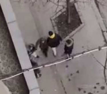 JEZIVA SCENA NASILJA U ZEMUNU Pretukao ženu na ulici (VIDEO)
