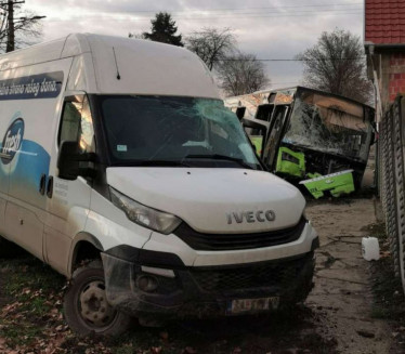 10 POVREĐENIH U UDESU: Autobus se sudario pa zakucao u kuću