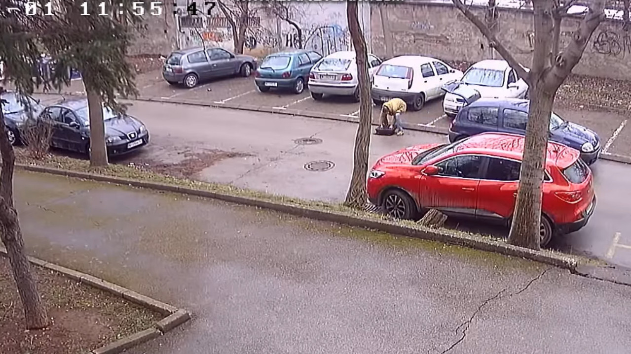 СРАМ ГА БИЛО! Паркирао се и украо поклопац сливника са улице