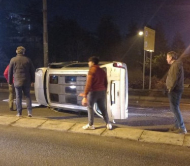 НЕМА ПОВРЕЂЕНИХ: Преврнуо се аутомобил на Мостарксој петљи