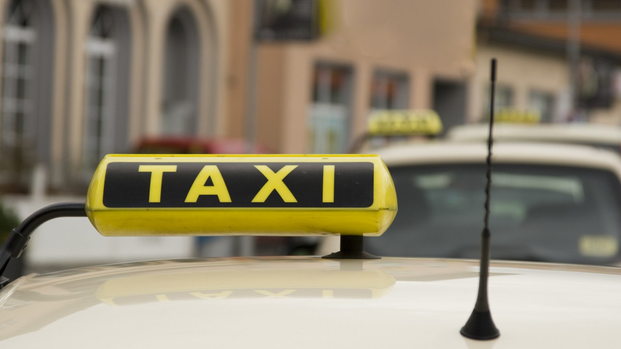 Дивљи таксиста нашао РУПУ У ЗАКОНУ - награбусио власник аута