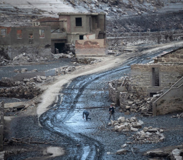 ИЗГЛЕДА ЈЕЗИВО: Потопљено село изронило после 30 година