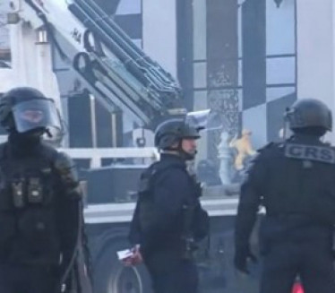 HAOS NA ULICAMA: Policija se obračunava sa narodom (VIDEO)
