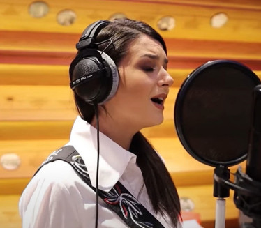 REKLA "NE" VERENIKU: Pevačica plakala pod jorganom