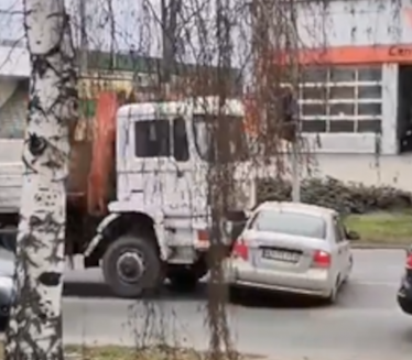 STRAŠAN PRIZOR U NS: Kamion bez kočnica odgurao auto (VIDEO)