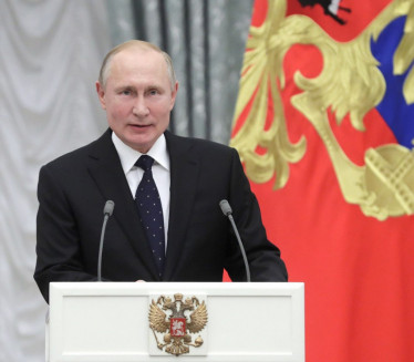 NAŠA SLOBODNA OTADŽBINO Putin uzeo mikrofon i ponosno zapevao