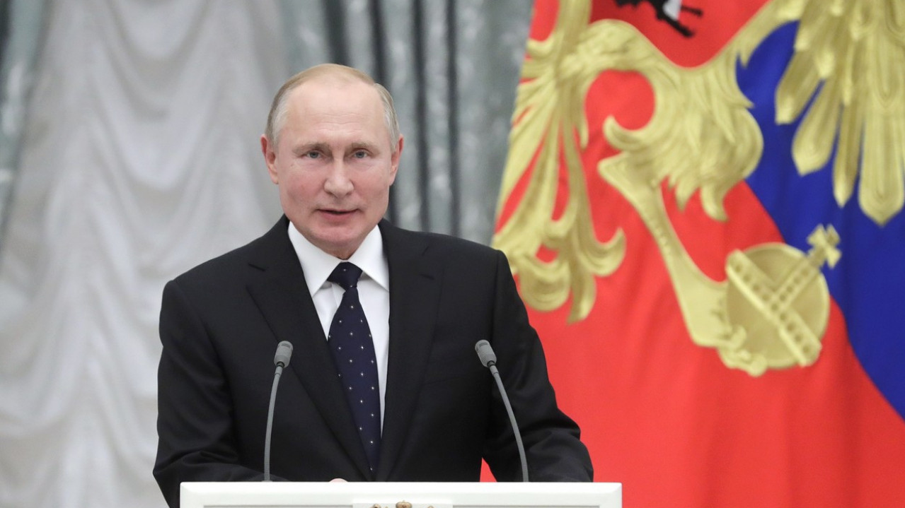 NAŠA SLOBODNA OTADŽBINO Putin uzeo mikrofon i ponosno zapevao