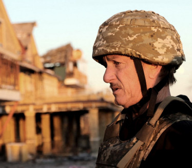 ŠON PEN DOŠAO U UKRAJINU: Sa vojnicima obilazi front (FOTO)