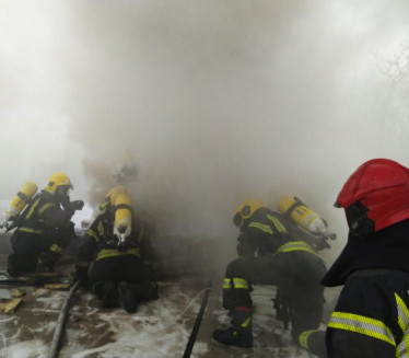 EVAKUISANE DVE OSOBE: Požar na Novom Beogradu