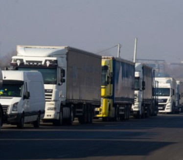 ZAROBLJENI U UKRAJINI: Srpski vozači ne mogu preko granice
