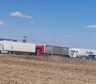 PREŠLI GRANICU: Srpski kamioni krenuli ka Srbiji
