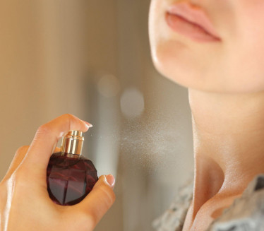 Како да мирис парфема траје што дуже на вашој кожи?
