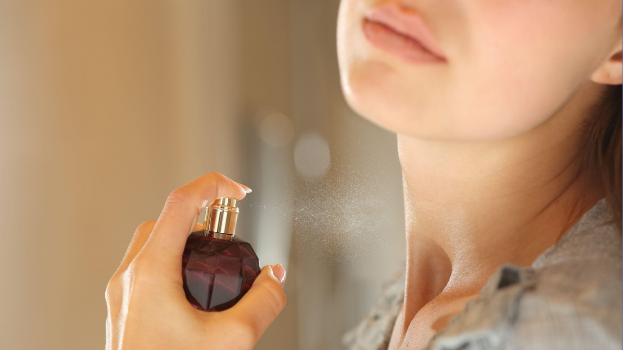Како да мирис парфема траје што дуже на вашој кожи?