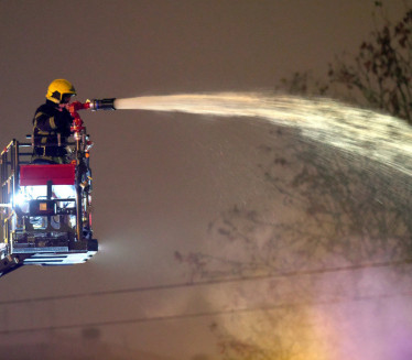 VATRA ZAHVATILA TERETANU: Požar u Novom Sadu