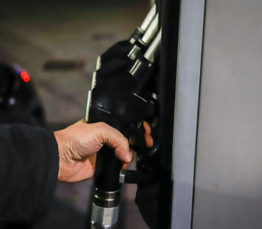 NENORMALAN SKOK CENA: Litar goriva skoro 3 evra!