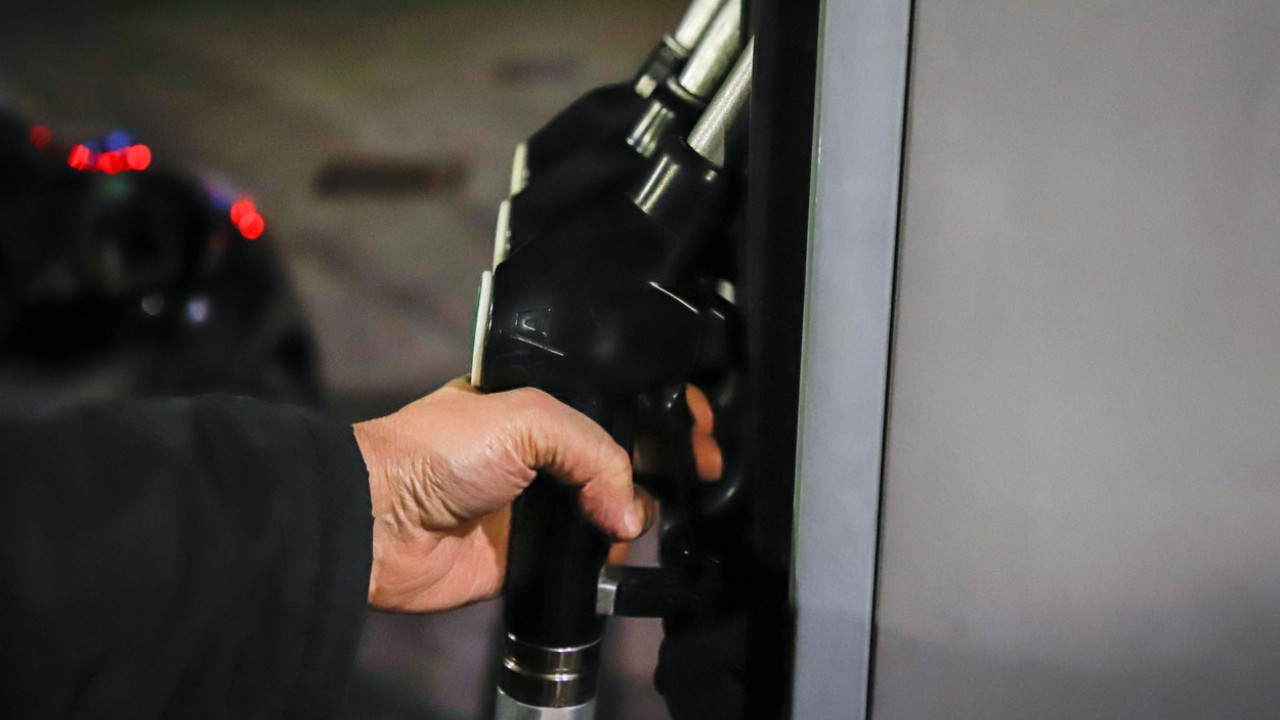 НОВЕ ЦЕНЕ ГОРИВА: Бензин јефтинији, дизел скочио