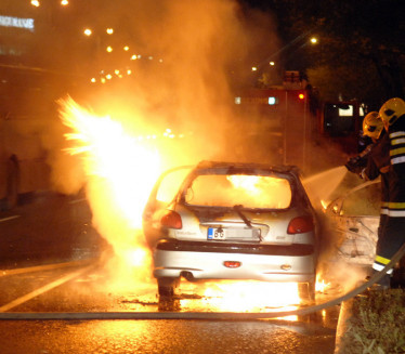 DRAMA U BG-U: Kupio sinu auto, zapalio se posle 10 minuta