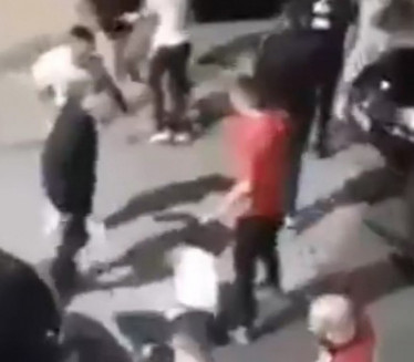 TUČA ISPRED POLICIJSKE STANICE Povređeni mladići u Batajnici