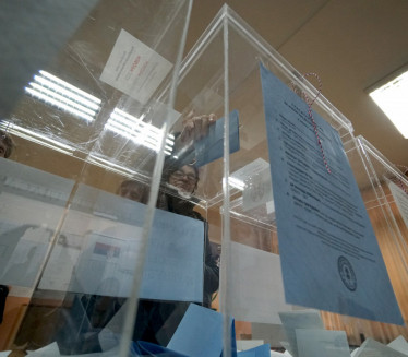 ИНЦИДЕНТ НА БИРАЧКОМ МЕСТУ: Гласач сломио кутију