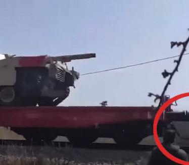 U ZNAK PROTESTA: Grčki levičari gađali NATO tenkove (VIDEO)