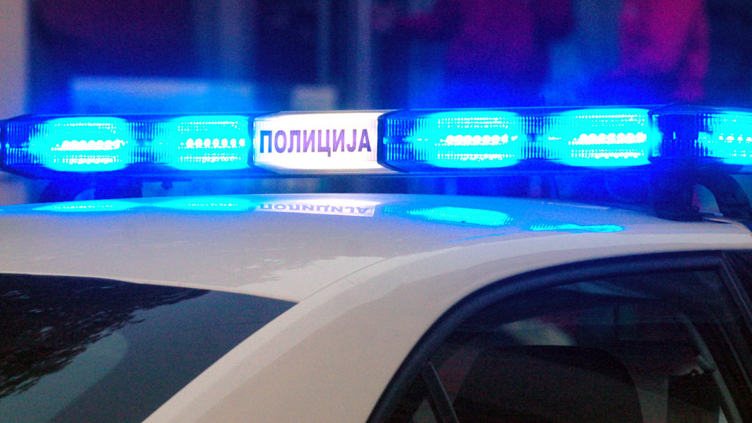 ХАПШЕЊЕ У БОГАТИЋУ: Шипком разлупао полицијско возило
