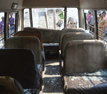 JEZIVA NESREĆA: Autobus pun vernika sleteo u provaliju
