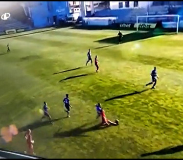 DA SE NAJEŽIŠ: Fudbaleru potpuno pukla noga (VIDEO)
