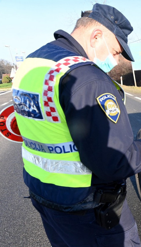 КОЈИ ОДГОВОР: "Полицајац је љубоморан јер возим БМВ" (ФОТО)