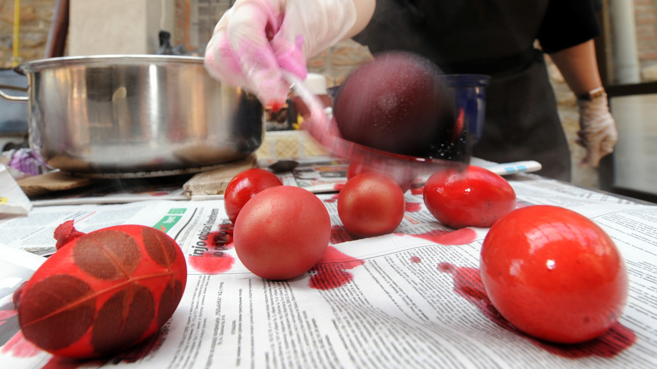 СНАЖНА СИМБОЛИКА: Зашто се јаја фарбају у црвено?