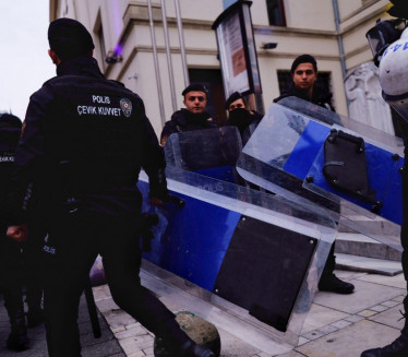 HOROR U ISTANBULU: Oružani napad - ušli u kafić i zapucali