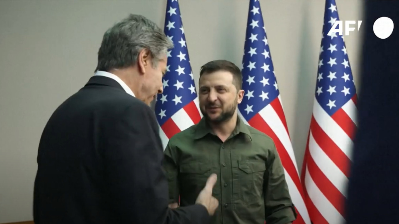 ВИДИТЕ СНИМАК: Секретар САД и Зеленски, загрљаји са војском