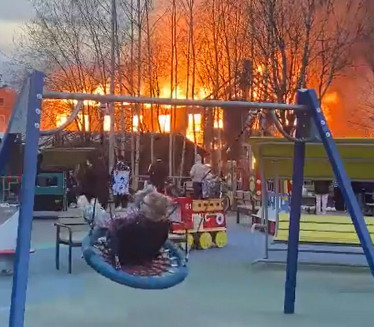 NEVEROVATAN PRIZOR: Kuća im gori, oni uživaju (VIDEO)