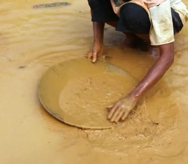 UŽAS U INDONEZIJI: Poginulo 12 žena tokom iskopavanja zlata