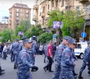 PROTESTI U JEREVANU: Policija privodi demonstrante