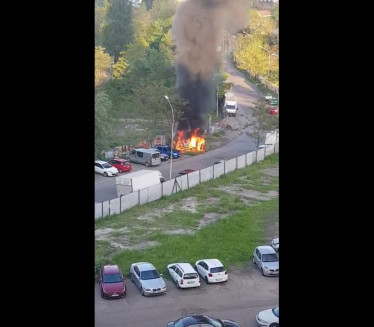 PAKAO NA DORĆOLU: Vatra progutala auto (VIDEO)