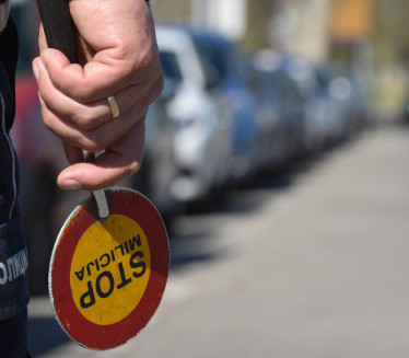 SUDAR U CENTRU: DŽip Žandarmerije uleteo u trafiku (VIDEO)