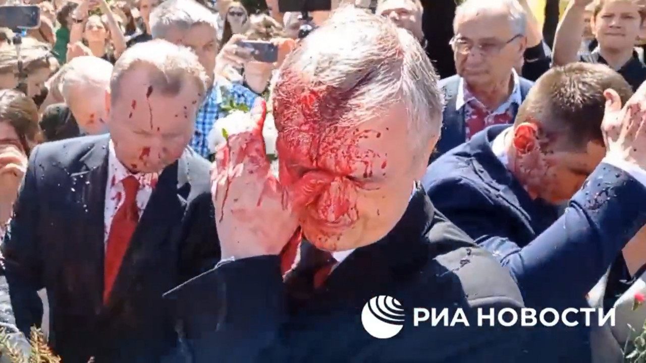 HAOS U POLJSKOJ: Napadnut ruski ambasador (VIDEO)