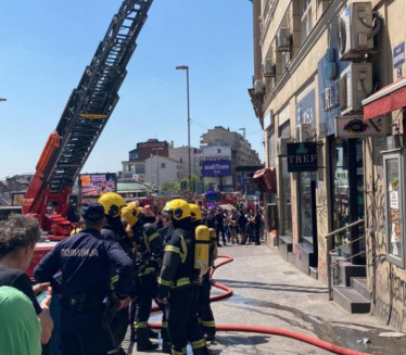 POŽAR U BEOGRADU:Vatrogasci evakuišu ljude iz zapaljene zgrade