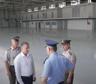 NEBOJŠA STEFANOVIĆ: Obišao novi hangar na vojnom aerodromu
